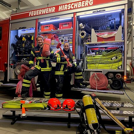 Wir stellen das Team LHD vor 😀 - heute: Jana & Kay vom Team Thüringen

Jana Reinhardt, 34 Jahre, seit 16 Jahren aktiv im Feuerwehrdienst und Kay Hain, 38 Jahre, über 20 Jahre im aktiven Feuerwehrdienst tätig, beide bei der FW Hirschberg in Thüringen.

Wir sind beide sportlich aktive Menschen, mögen die Natur und nutzen diese für unterschiedlichste sportliche Aktivitäten. Durch die sozialen Medien wurde unser Interesse am Feuerwehrsport geweckt. Nach der ersten Teilnahme 2018 beim Runup Berlin konnten sich die Ergebnisse sehen lassen und wir wollten zur nächsten Herausforderung übergehen: das ganze unter Atemschutz. Durch Kays Tätigkeit als Ausbilder bei Weber RESCUE bestand der Kontakt zur LHD Group Deutschland und somit konnten wir sie für uns als Unterstützung gewinnen. 
Mit Hilfe unserer Trainings steigerten wir die Leistungsfähigkeit und Fitness gerade im Atemschutzeinsatz sehr. Diese Euphorie übertrug sich auch auf die weiteren Atemschutzgeräteträger, die daraufhin die Notwendigkeit auch für das eigene Wohlbefinden erkannten und somit führten wir auch in unseren jährlichen Dienstplan ein wöchentliches gemeinsames Sportprogramm ein. 

#teamlhd #workhardwithstyle #lhdfire