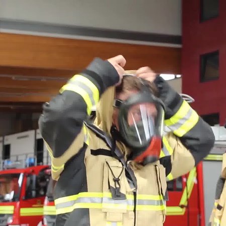 Die wichtigsten Infos im Umgang mit Ihrer Persönlichen Schutzausrüstung in einem Portal für Sie zusammengestellt.
Nutzen Sie jetzt die Möglichkeit, mit Hilfe von Videos und Testfragen Ihrem Team die korrekte Nutzung der Bekleidung näherzubringen - personalisiert und passwortgeschützt!
Jetzt informieren: www.lhd-group.com/kontakt