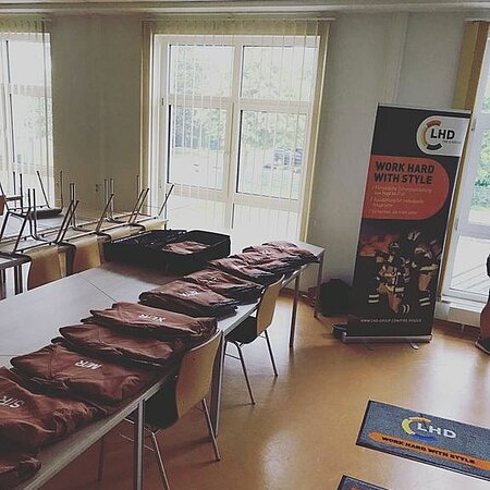 Unser lieber Kollege Maik war heute bei der Feuerwehr Steinbach Hallenberg vor Ort um bei einer Anprobe für alle die besten Größen zu ermitteln. Schon bald können sich die Damen und Herren über ihre neue #schutzausrüstung freuen.  
➡️ wer mehr über unsere Bekleidung erfahren will, dem stehen unsere Kollegen gerne zur Verfügung! 
➡️ www.lhd-group.com/kontakt 
#teamlhd #einsatzkleidung #feuerwehr