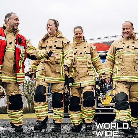Sagt uns, dass ihr Spaß im Team habt – ohne zu sagen, dass ihr Spaß habt. 😄🔥
Ihr kennt das doch auch: Diese Augenblicke, in denen man sich nur anschaut – und direkt grinsen muss. Ohne Worte weiß man, was der oder die andere denkt.
Genau dass wollten wir bei unserem Shooting für World. Wide. We. zum Ausdruck bringen. 📸

Jetzt interessiert uns brennend: Welche Kameradin oder welcher Kamerad gibt euch genau dieses Gefühl?
Ein Blick und ihr wisst beide Bescheid! 👀
Markiert eine Person. 👇