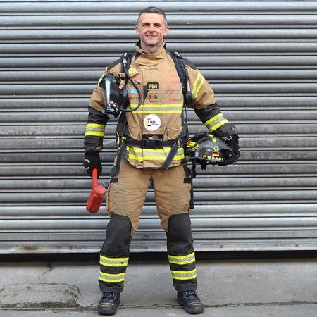Wir stellen euch das Team LHD vor ???? - heute: Joachim Posanz ????:
Name: Joachim Posanz
Spitzname: Posi
Alter: 48 Jahre AK: 45
Einstieg in die Feuerwehr-Wettkampfszene: 2001
LHD-Testimonial seit 2005
Internationale Teilnahme an den Wettkämpfen: TFA-Toughest Firefighter Alive – FCC Firefighter Combat Challenge – FireFit-Challenge – Firefighter Stairrun – Europas Challenge – Britsh Firefighter-Challenge – Hamburg Firegames
Größte Erfolge:  2x World Champion, 2x European Champion, 11x German Champion beim TFA-   Toughest Firefighter Alive Wettkampf, 3x Sieger beim Firefighter Stairrun Berlin, 10 X Sieger bei der Europas Challenge, Mehrfacher AK European Champion FCC–Firefighter Combat Challenge, 2x Sieger British Firefighter Challenge
Wettkampfmotto: Fokussieren und Vollgas! …Schmerz ist nur ein Gefühl   ;-)
Mein liebstes Training: Zirkel-Intervalle bei meinem eigens entworfenen TFAXCROSS-Workout
…und das mag ich so gar nicht: Die Winterpause !
Ich liebe unsere ganz besonderen Feuerwehrwettkampfsport, weil es hier nicht nur um den Sport geht, sondern auch um die vielen emotionalen Momente und die netten Begegnungen mit tollen Gesprächen am Wettkampfrand. Klar wird hart trainiert und um jeden Platz gefightet, aber Respekt und Anerkennung gibt es auch für jeden Feuerwehrmann und jede Feuerwehrfrau, der/die teilnimmt.
Jeder feuert hier jeden an… Wir sind eine große Gemeinschaft!