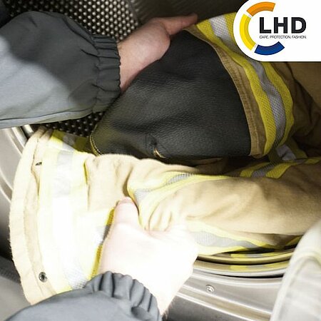 Das LHD CARE System - für einen längeren Erhalt der Schutzkleidung. 👍 
Wir übernehmen für euch die fachgerechte Wäsche (mit oder ohne Sprühimprägnierung) und Trocknung. Nach jeder Reinigung erfolgt auf Wunsch auch eine Sichtprüfung.
Wir unterstützen euch durch die Pflege euer Schutzkleidung - sodass ihr euch ganz auf euren tatkräftigen Job konzentrieren könnt.
Für mehr Infos stehen wir euch gerne persönlich zur Verfügung! 👥 👍 
#lhdcare #lhdservice #workhardwithstyle