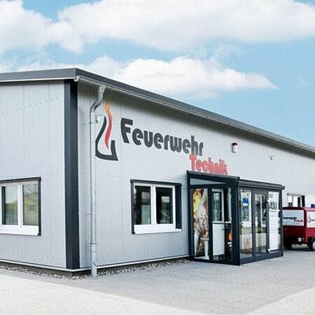 🚒 Unsere Partner stellen sich für euch vor: 🚒

Feuerwehrtechnik Barschke GmbH, ihr Fachhändler für Feuerwehren in Mecklenburg-Vorpommern.
Wir sind ein erfolgreiches Unternehmen, mit Sitz in Ribnitz-Damgarten und haben uns auf den Fachhandel für Feuerwehr - Katastrophenschutz - Rettungsdienst und Arbeitsschutz spezialisiert. Sortimentsvielfalt, freundliche Bedienung und kulanter Service stehen bei uns an oberster Stelle. Wir sind stets kompetenter Ansprechpartner für Berufsfeuerwehren, Werksfeuerwehren und Freiwillige Feuerwehren.
Von der Neuausrüstung - vom Einsatzstiefel bis zum Löschfahrzeug - über wiederkehrende Prüfungen und Instandhaltung von Technik und Gerätschaften, bis hin zum vorbeugenden Brandschutz im Geschäfts- oder Privatbereich sind wir ihr erfahrener Ansprechpartner.
Internetseite: https://www.feuerwehrtechnik-barschke.de/ 
Facebook: @Feuerwehrtechnik 
Instagram:  @feuerwehrtechnikbarschke
