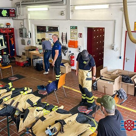 Wir freuen uns, dass wir die Feuerwehr Stockstadt am Rhein mit einer neuen, modernen Schutzkleidung ausstatten können, die auch allen Ansprüchen des 'Eigenschutz' gerecht wird. 
Unsere Kollegen sind dann natürlich immer gerne für Anproben vor Ort und beraten für eine optimale Größenfindung.  👍