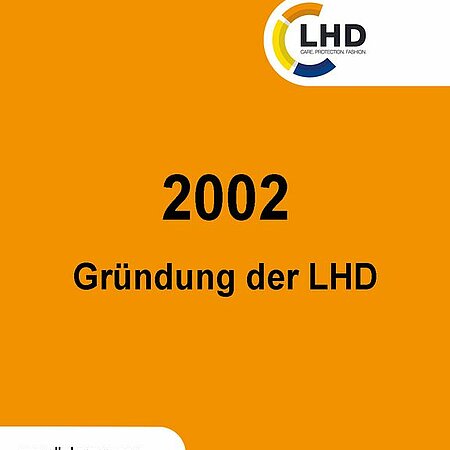 Wir wollen euch die Geschichte unseres Unternehmens näherbringen.
****
Starten wir heute mit dem Jahr 2002:
Durch die Privatisierung einzelner Bereiche der Bundeswehr wurde neben der LHBw (zur Fortführung der Aufgaben der Kleiderkasse) auch die LH Dienstbekleidungsgesellschaft mbH gegründet. Diese sollte ein Drittkundengeschäft im Bereich Schutzbekleidung und Corporate Fashion aufbauen.
***
Beim nächsten Mal erfahrt ihr mehr über de nächsten Schritt zum Aufbau des internationalen Geschäfts...
#lhdgroup #insidelhd #geschichte