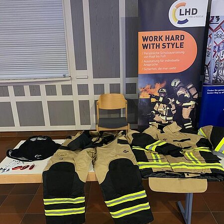 Gestern war unser lieber Kollege Daniel mal wieder bei der Tagung des Werkfeuerwehrverband Hessen e.V. in Philippsthal u.a. mit unserem Kinetic X Schutzanzug vor Ort und hat ein paar spannende Gespräche mit den Gästen geführt.