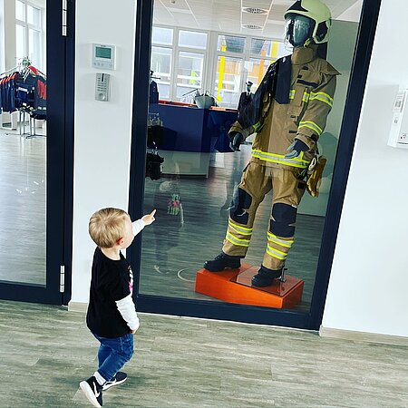 Heute ist der Sei-noch-mal-ein-Kind-Tag! 👧👶
Wer von euch hat sich denn auch schon als Kind gewünscht, später mal bei der Feuerwehr zu sein? 👩🏻‍🚒🧑🏼‍🚒
Schreibt es gerne in die Kommentare! 🤗 

#seinochmaleinkind #feuerwehr